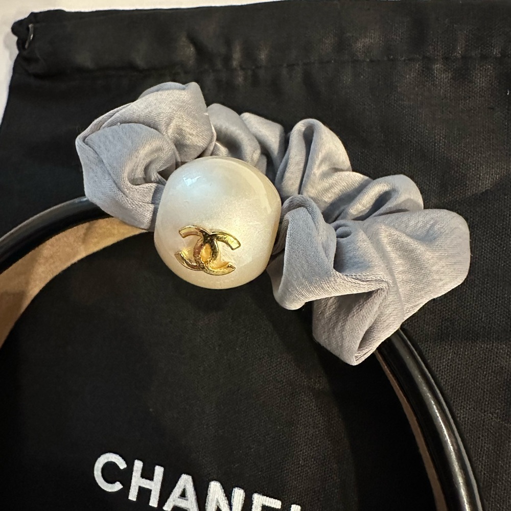 CHANEL Gray Hair Accessory with Pearl and Gold Logo